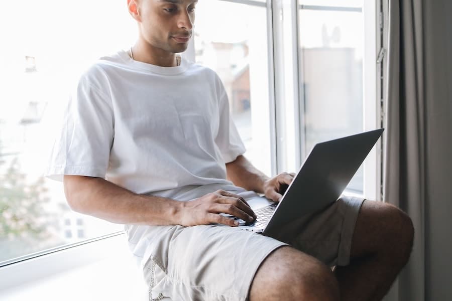 Adulte prêt à commencer une évaluation TSA adulte non diagnostique en ligne