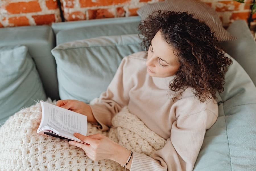 Personne consultant des guides Cereya sur le TSA adulte et le spectre autistique