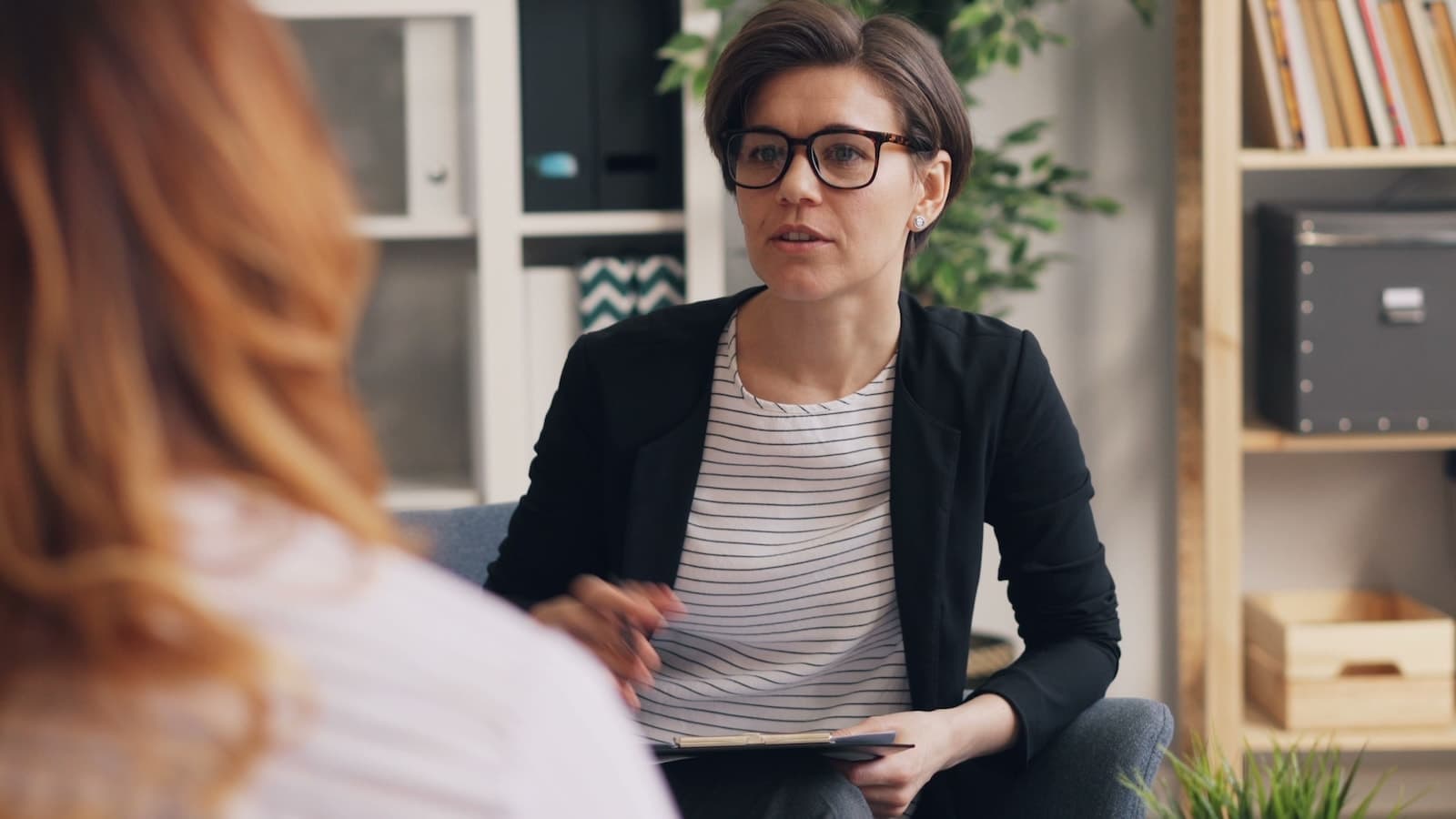 Adulte préparant des notes avant une consultation professionnelle