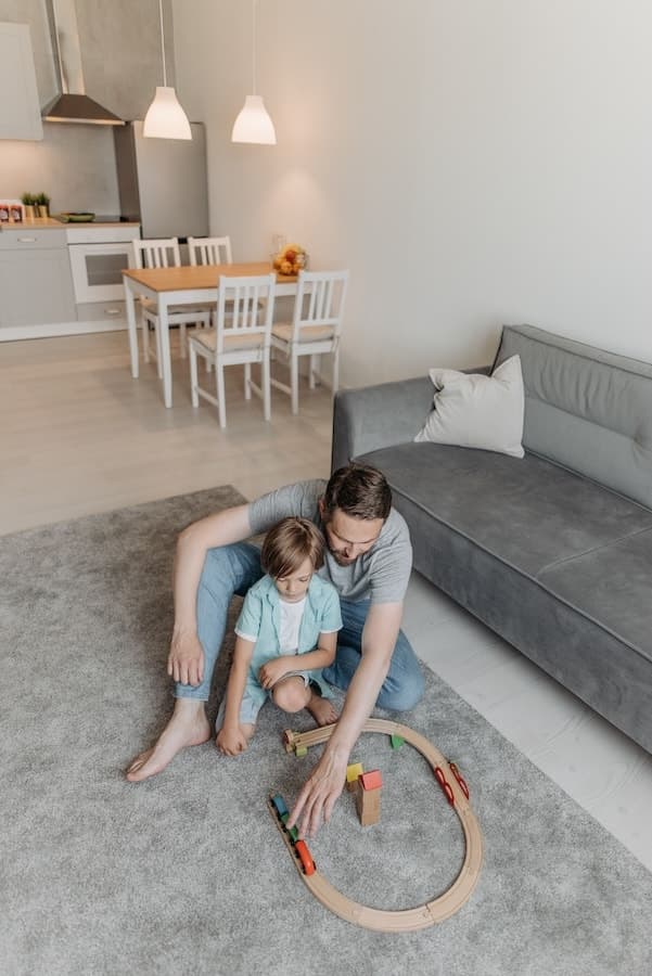 Enfant jouant dans un environnement calme avec un adulte attentif