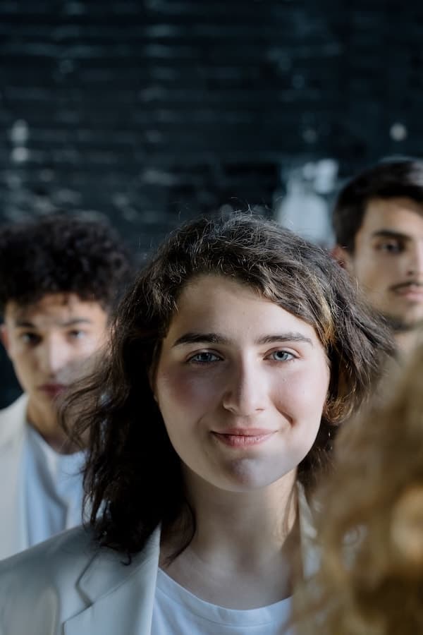 Adulte assis dans un lieu calme après une journée d’interactions sociales