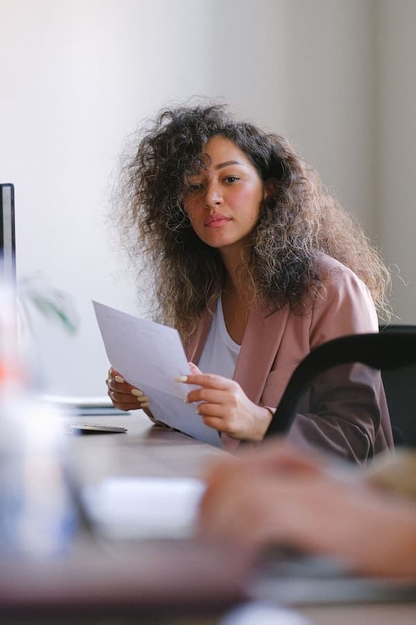 Adulte organisant des idées autour de plusieurs hypothèses de fonctionnement