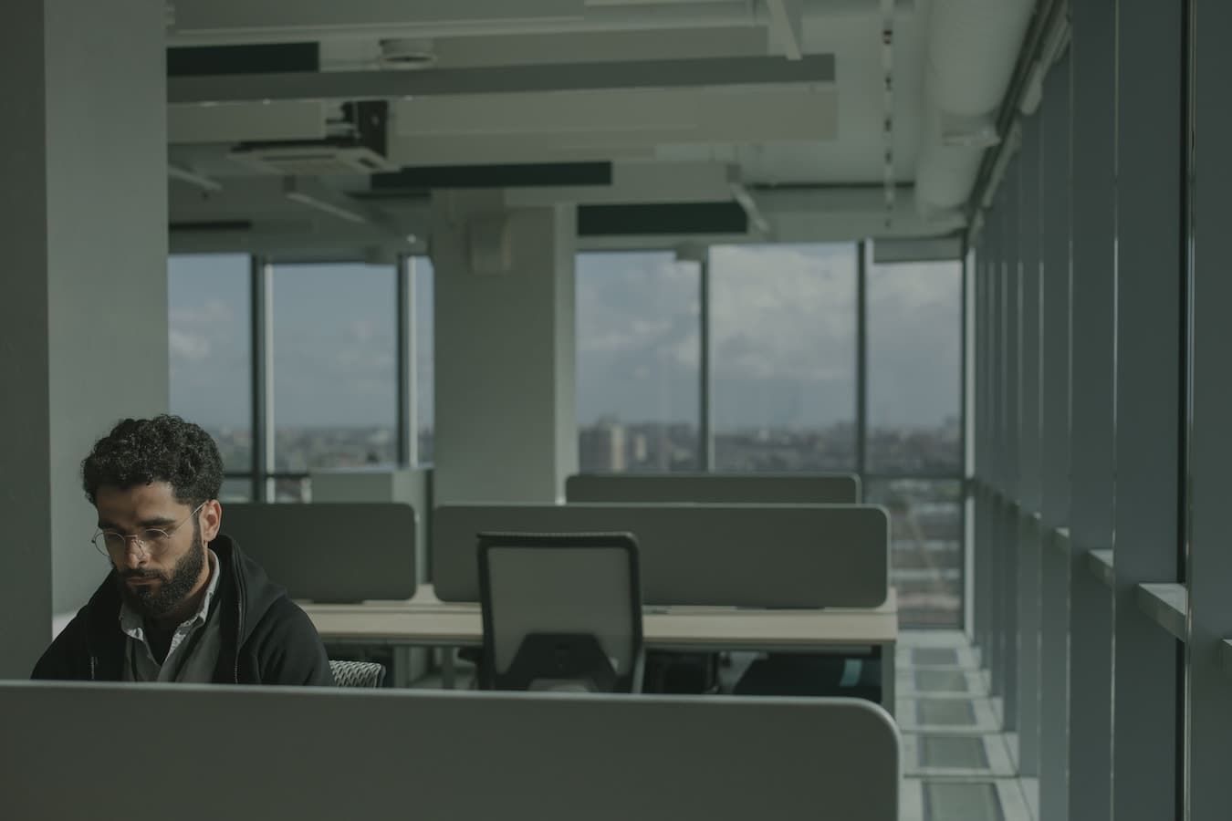 Adulte réfléchissant à plusieurs situations de son quotidien