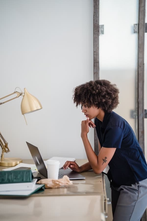Adulte comparant plusieurs hypothèses dans ses notes