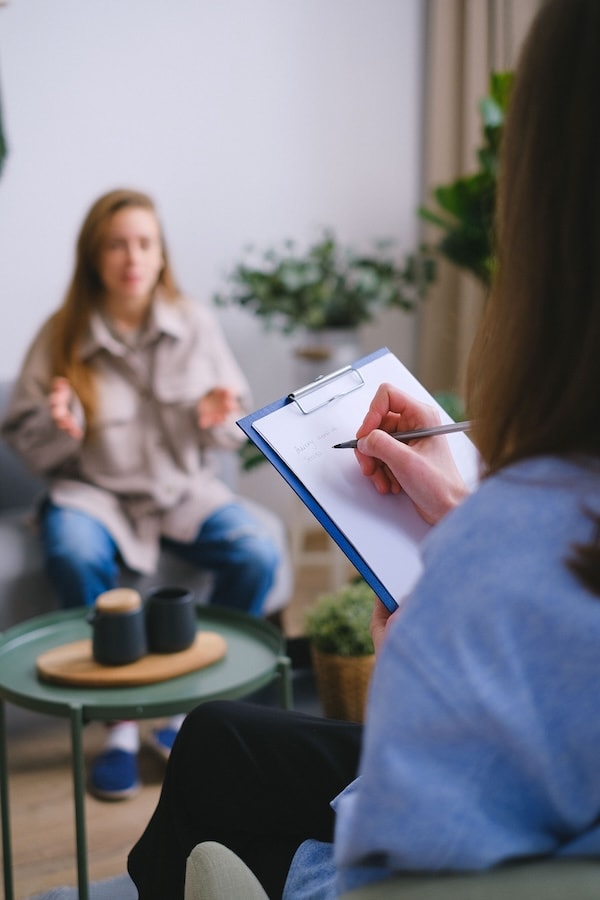 Adulte préparant les étapes d’une démarche diagnostique TSA