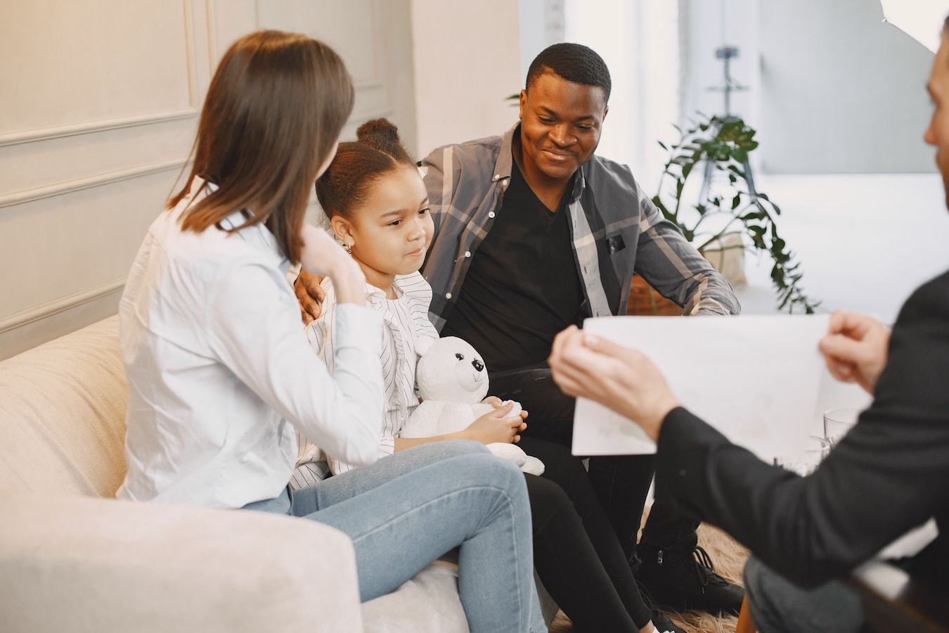 Enfant dans une activité calme observée par un adulte attentif