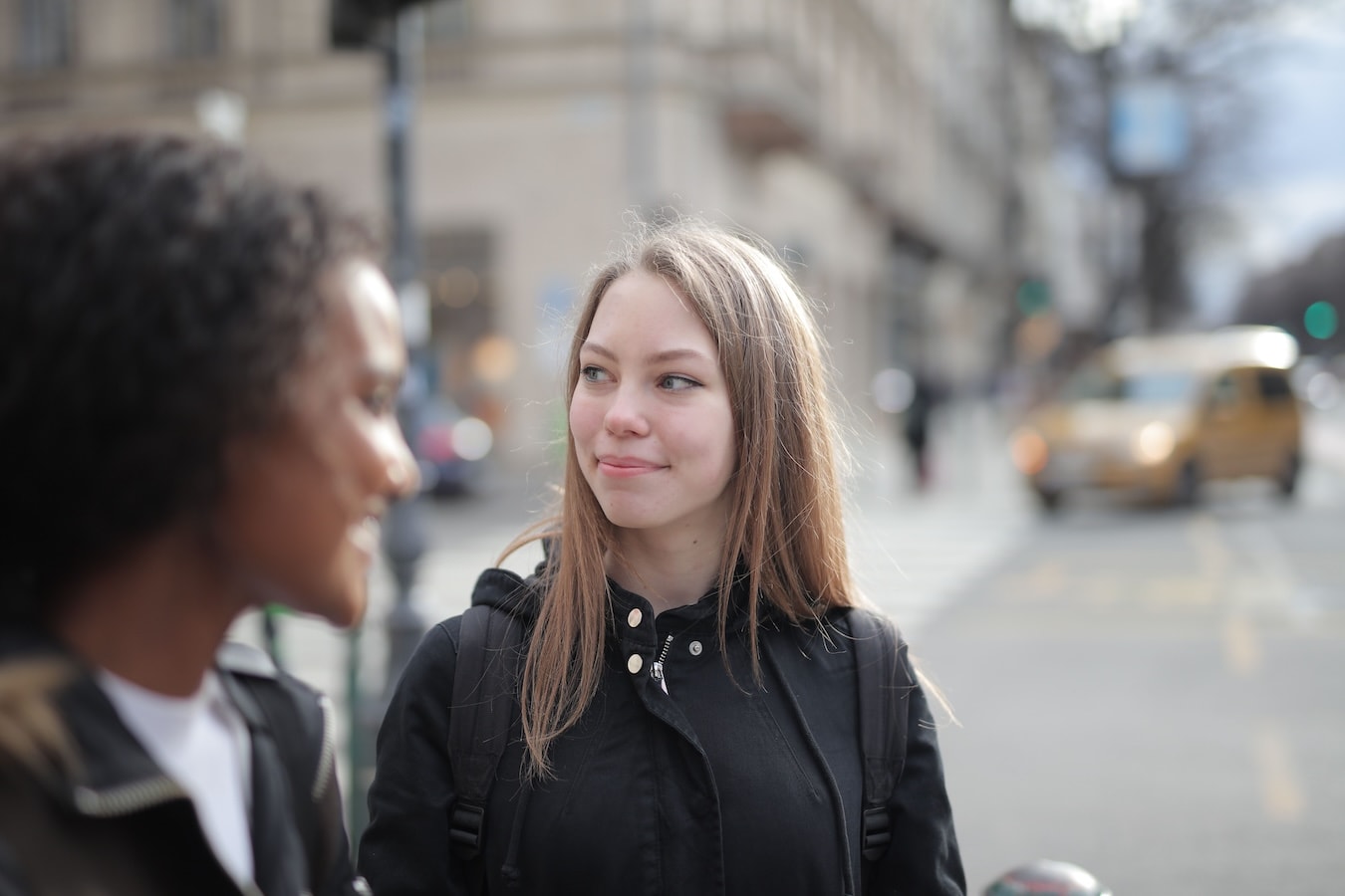 Femme adulte organisant ses notes avant un rendez-vous