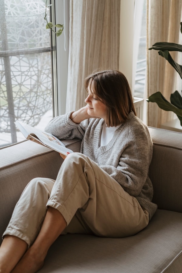 Femme adulte prenant un temps calme pour relire ses observations