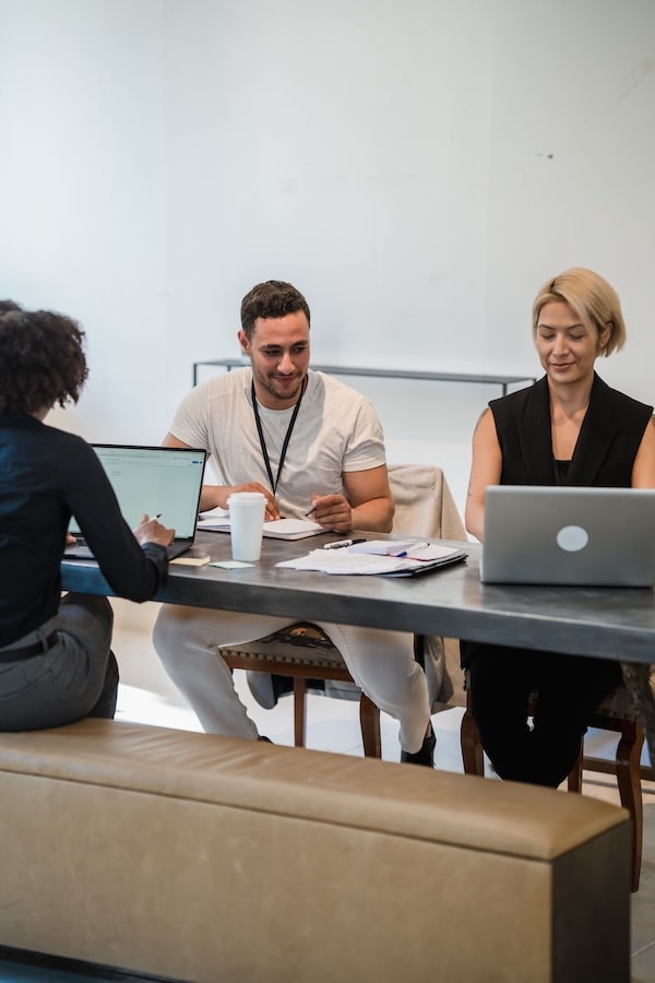 Personne notant des exemples concrets avant un rendez-vous
